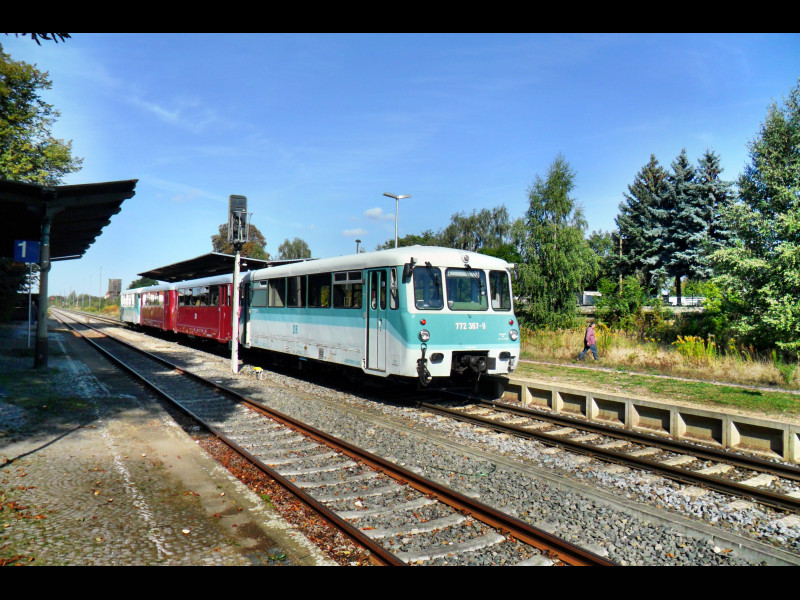 Die 4  Ferkel  772 155-8 + 972 771-0 + 171 056-5 + 772 367-9 der Traditionsgemeinschaft Ferkeltaxi e.V. warten am 16.09.2012 in Teuchern auf Abfahrt als Sonderzug DPE 20316 nach Naumburg Ost.