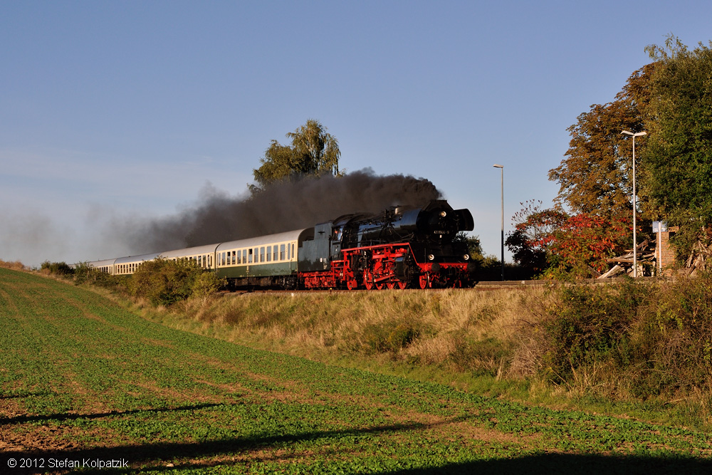 Die 41 1144-9 auf der R�ckfahrt mit dem  Rotk�ppchen-Express I  von Freyburg nach Altenburg, am 30.09.2012 bei Wethau. (Foto: Stefan Kolpatzik)