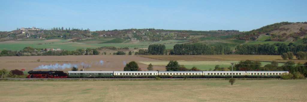 Die 41 1144-9 der IGE Werrabahn mit dem leeren  Rotk�ppchen-Express I  aus Altenburg, auf der Fahrt am 30.09.2012 zur Abstellung nach Karsdorf im Unstruttal bei Laucha. (Foto: G�nther G�bel)