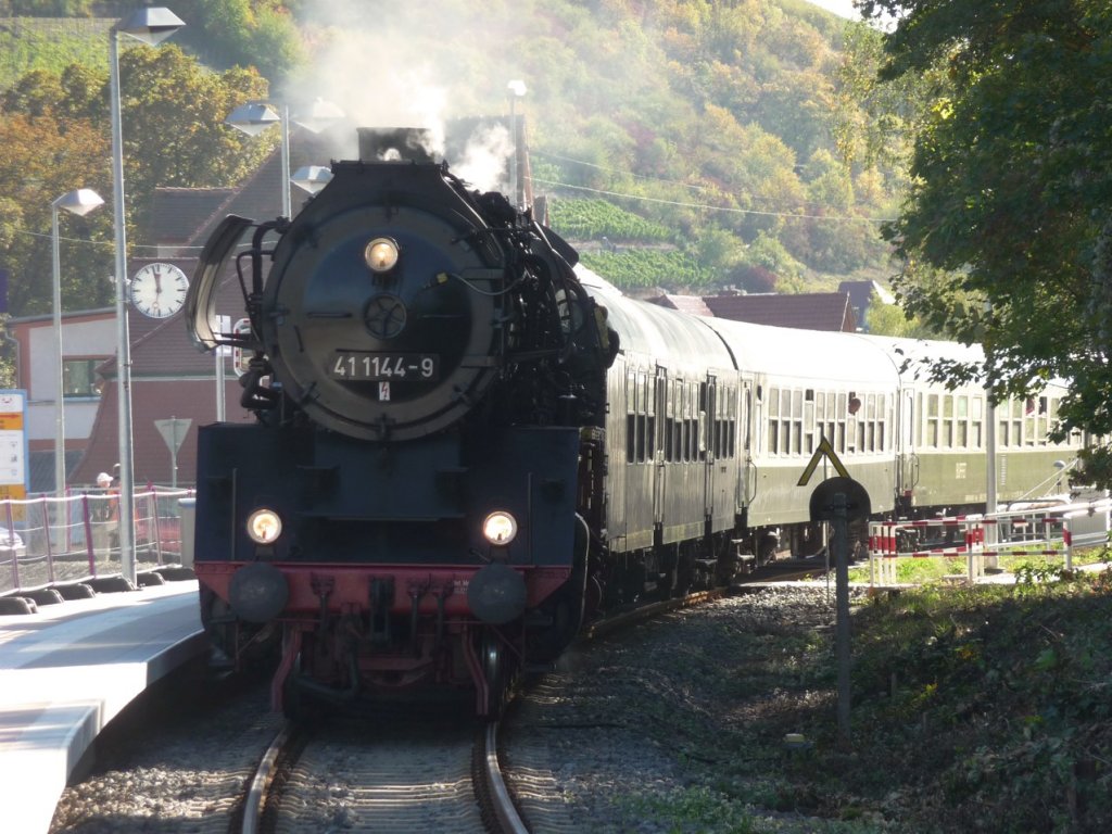 Die 41 1144-9 der IGE Werrabahn bei der Ankunft mit dem  Rotk�ppchen-Express I  aus Altenburg, am 30.09.2012 in Freyburg. (Foto: Klaus Pollm�cher)