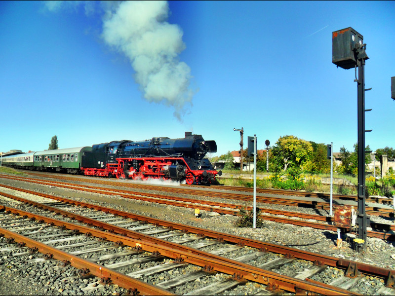 Die 41 1144-9 der  IGE Werrabahn-Eisenach e.V.  machte m�chtig Dampf, als sie den  Rotk�ppchen-Express I  RE 16580 von Altenburg nach Freyburg aus dem Bf Zeitz zog und den Traditionszug am 30.09.2012 in Fahrt brachte.