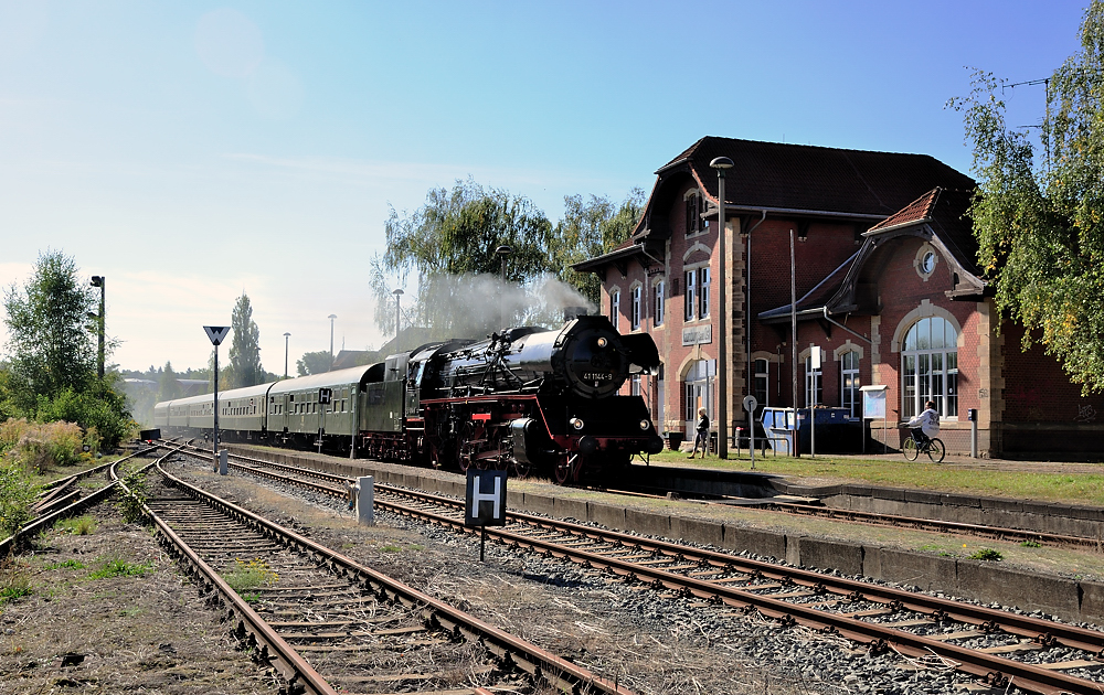Die 41 1144-9 mit dem  Rotk�ppchen-Express I  von Altenburg nach Freyburg, am 30.09.2012 bei der Durchfahrt in Naumburg Ost. (Foto: Hans-J�rgen Warg)