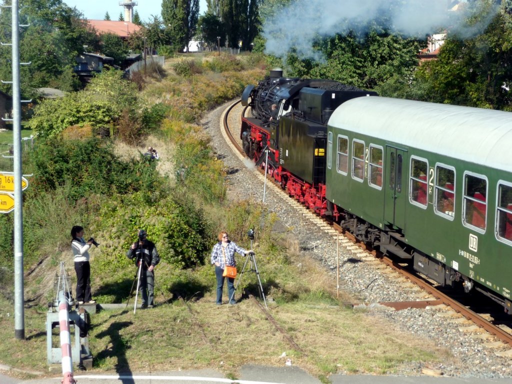 Die 41 1144-9 mit dem leeren  Rotk�ppchen-Express I  aus Altenburg, auf der Fahrt am 30.09.2012 zur Abstellung nach Karsdorf. Zahlreiche Eisenbahnfans fotografierten und filmten den Zug am Stellwerk Lw in Laucha. (Foto: Klaus Pollm�cher)