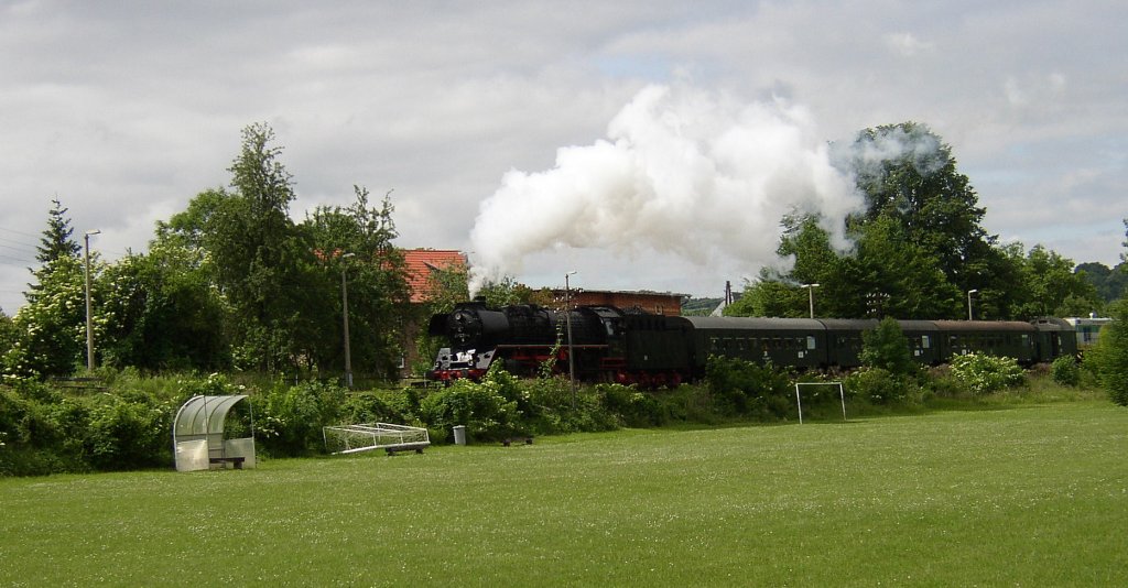 Die 41 1231-4 der Eisenbahnfreunde Sta�furt als Schlu�lok am Leerzug aus Freyburg, w�hrend der Fahrt am 11.06.2005 zur Abstellung nach Karsdorf in Balgst�dt.