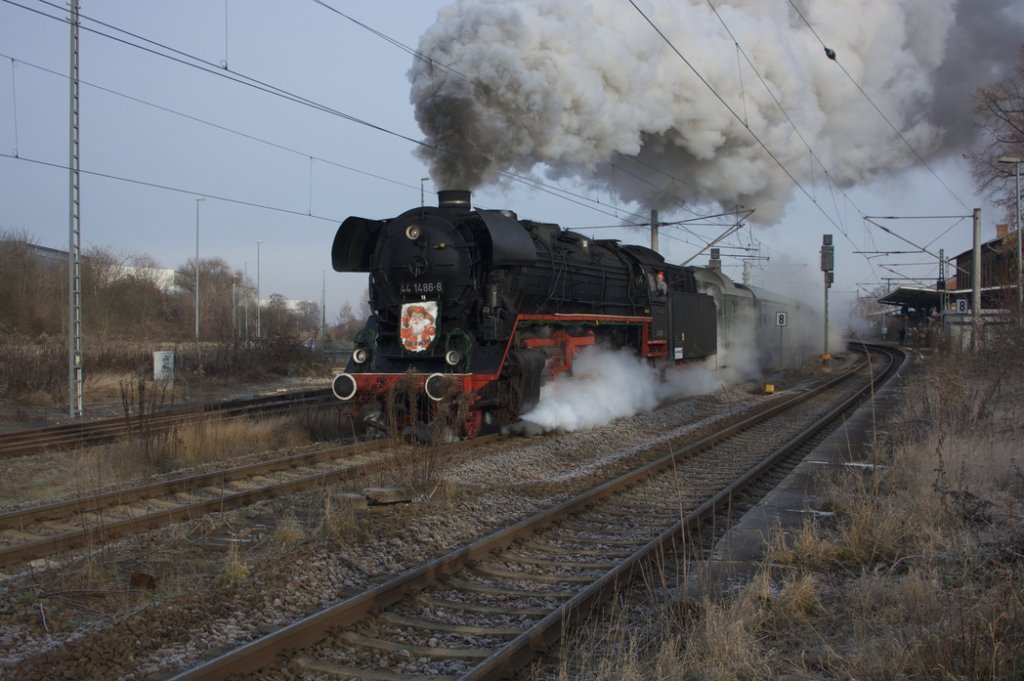 Die 44 1486-8 mit dem  Salzland-Express  von Magdeburg Hbf nach Erfurt Hbf, am 08.12.2012 im Bf Artern.
