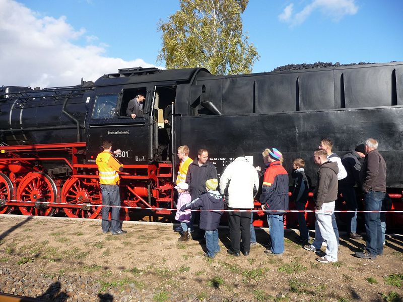 Die 50 3501 vertrat die 41 1144-9, die eigentliche Stammlok f�r unsere F�hrerstandsmitfahrten sehr w�rdig und war eine sch�ne Abwechslung in Karsdorf; 24.10.2010. (Foto: Ralf Kuke)