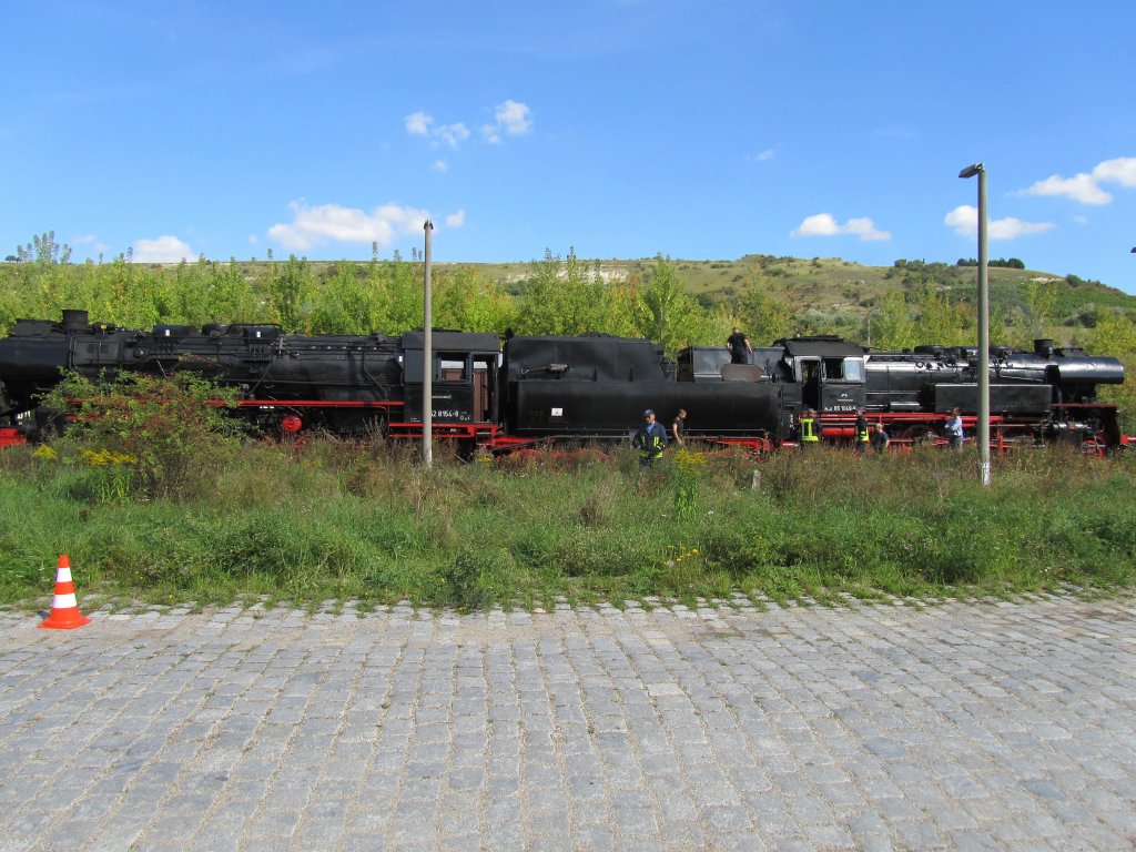 Die 52 8154-8 vom Bahndampfmuseum in Leipzig und die 65 1049-9 vom SEM Chemnitz beim Wasserfassen durch die Freiwillige Feuerwehr im Bf Karsdorf; 11.09.2010 (Foto: Dieter Thomas)