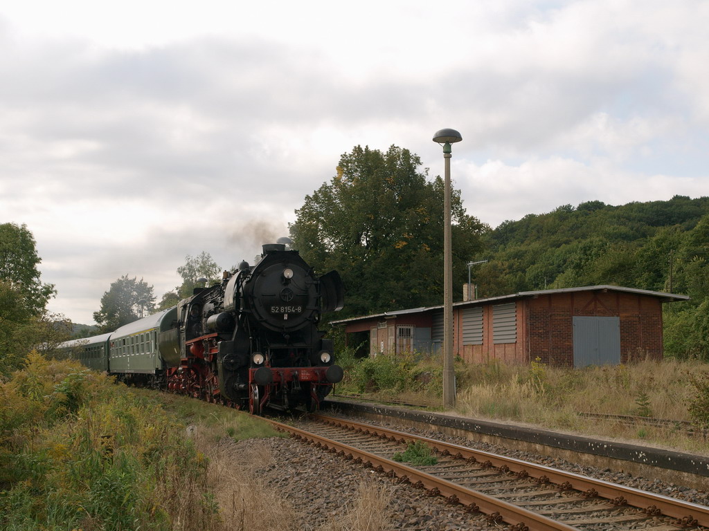Die 52 8154-8 vom Eisenbahnmuseum Leipzig mit dem DPE 38995 von Leipzig-Plagwitz nach Karsdorf, am 12.09.2010 bei der Durchfahrt in Mertendorf. (Foto: Steffen Tautz)