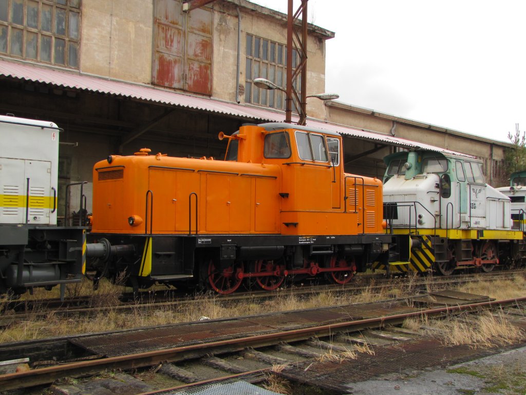 Die 57088 (ex Arbeitskreis Ostertalbahn V 43 001) abgestellt am Zementwerk Karsdorf; 19.02.2012