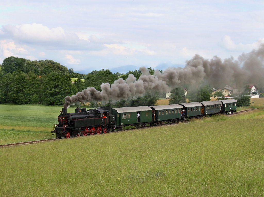 Die 77 018 am 12.06.2011 mit einem Sonderzug unterwegs auf der Ampflwanger Museumsbahn. 