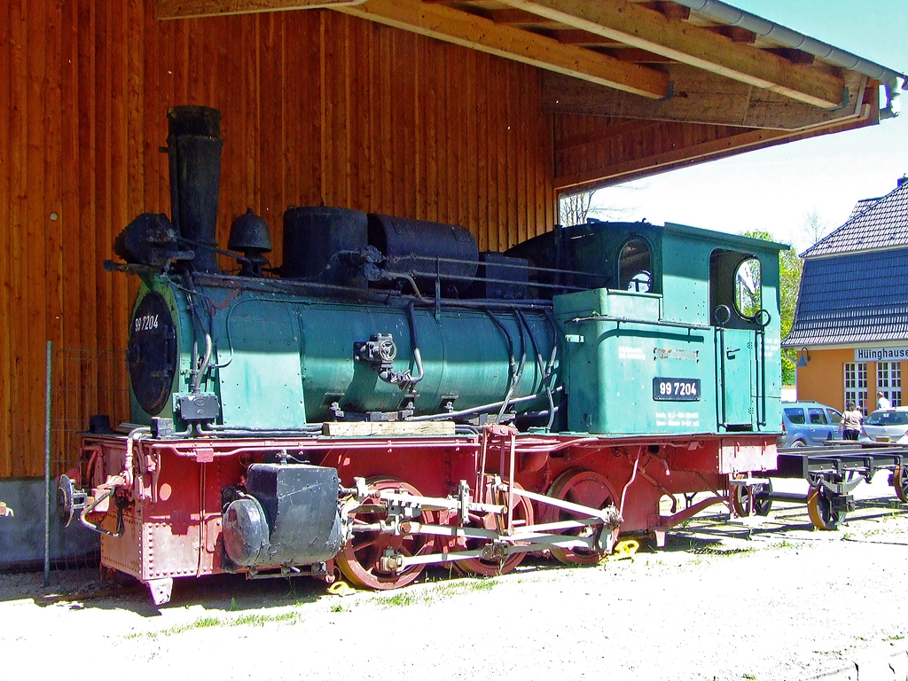 Die 99 7204 der MME  Märkische Museums-Eisenbahn, ex DRG / DB 99 7204 abgestellt am 23.05.2011 in Herscheid-Hüinghausen.

August Borsig lieferte 1904 vier baugleiche, dreifach gekuppelte Tenderlokomotiven für die 27km lange Meterspurbahn Mosbach (Baden) - Mudau im Odenwald. Die maximale Neigung der Bahn betrug 1:40 und es mussten bis zu hundert Tonnen Anhängelast bei jedem Zug über die Höhe des Odenwalds befördert werden.

1931 übernahm die Reichsbahn den Betrieb auf der Odenwaldstrecke. Alle vier Lokomotiven überstanden beide Weltkriege ohne Schäden. Auch das allgemeine Dampfloksterben ließ sie unbehelligt, denn die Deutsche Bundesbahn wollte die Odenwaldbahn sowieso stilllegen. Erst 1964 wurden die Dampfloks von zwei modernen Dieselloks abgelöst. 1965 erfolgte die Ausmusterung, 1969 wurde sie an die Firma Heggenstaller in Unterbernbach verkauft und dort als Denkmal aufgestellt. Im Jahr 1998 konnte die Lokomotive von der MME übernommen und nach Hüinghausen überführt werden. 


Technische Daten:
Hersteller:  Borsig 
Fabriknummer: 5327
Baujahr: 1904
Bauart:  C n2t
Gattung:  K 33.8
Spurweite:  1000 mm (Meterspur)
Länge über Puffer:  7.060 mm
Höhe:  3.600 mm
Breite:  2.260 mm
Gesamtradstand:  2.140 mm
Leergewicht:  18,0 t
Dienstgewicht:  23,0 t
Höchstgeschwindigkeit:  35 km/h
Indizierte Leistung:  160 PS (118 kW)
Zylinderanzahl:  2
Kesselüberdruck:  12 bar
Wasservorrat:  2,4 m³
Brennstoffvorrat:  0,95 t Kohle
