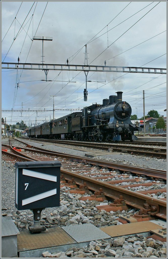 Die A 3/5 mit ihrem Extrazug nach Olten (via Yverdon) in Murtne bei der Weiche sieben. 
25.Juni 2011