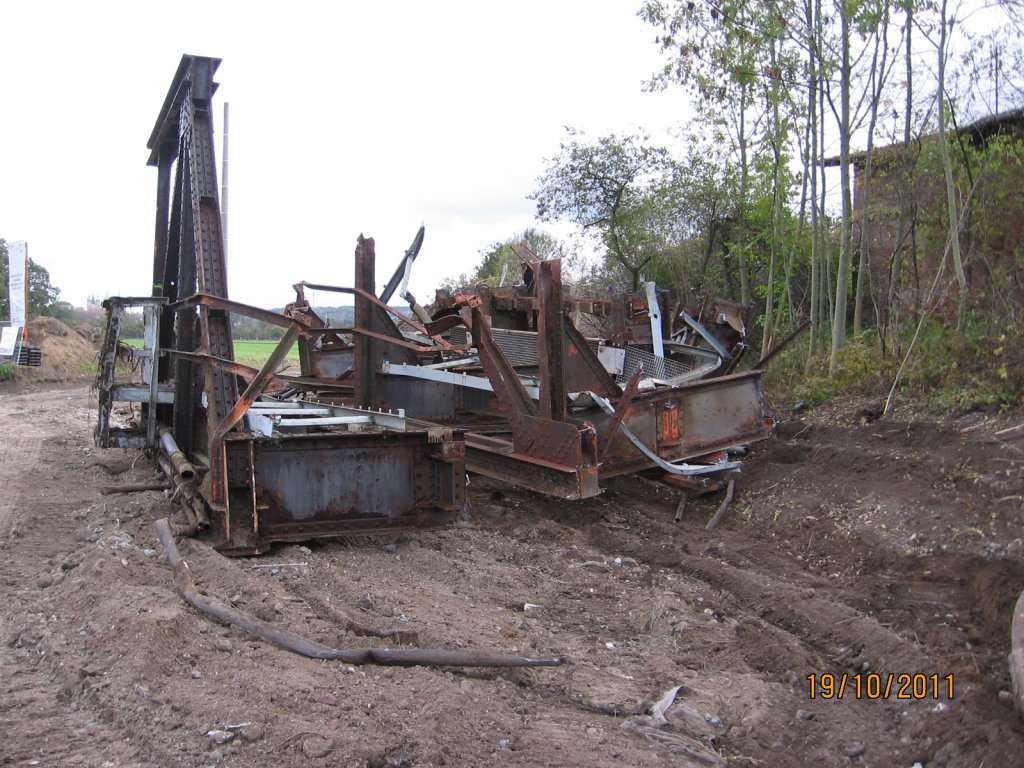Die abgerissene alte Saalebr�cke in Ro�bach; 19.10.2011 (Foto: Hans Grau)