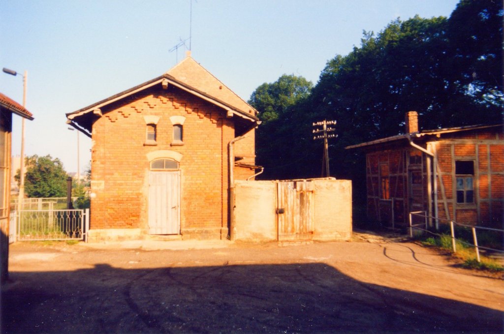 Die Abortanlage und rechts ein H�uschen, was wahrscheinlich zur ehemaligen Bahnmeisterei Laucha geh�rte, die es anfangs noch gab, sp�ter war dort nur noch eine Rotte stationiert. Selbst die Bm Naumburg gab es schon 1964 nicht mehr. Naumburg geh�rte dann zur Bm Wei�enfels, wie auch Laucha; 1988 (Foto: G�nther G�bel)
