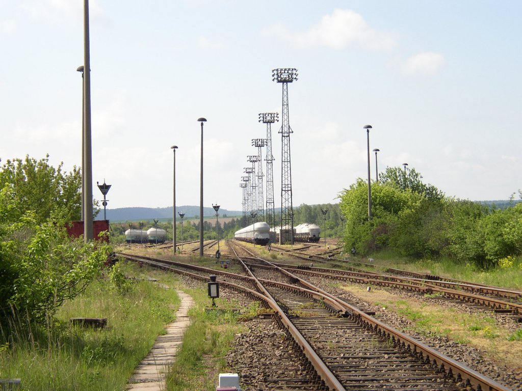 Die Abstellgruppe  100er Gleise  am Zementwerk Karsdorf; 18.05.2007 (Foto: Klaus Pollm�cher)