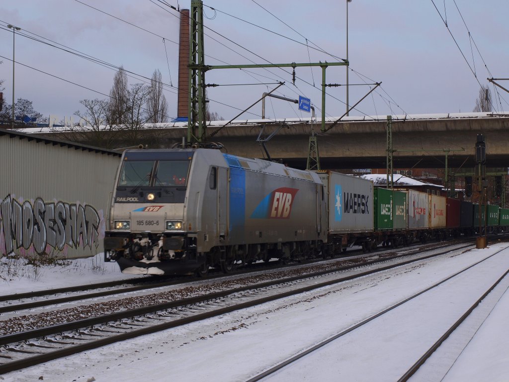 Die allerneuste 185 fuhr am 11.2. an mir vorbei. Genau war es 185 680-6 im Auftrag der EVB.