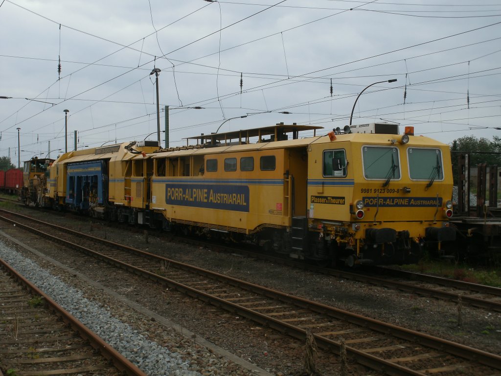 Die aus sterreich nach Bergen/Rgen gekommende Gleisstopfmaschine UNIMAT 09-32/4S DYNAMIC am 21.September 2011.brigens Stefan hat die Gleisstopf- und die Schotterplaniermaschine in Rostock fotografiert.