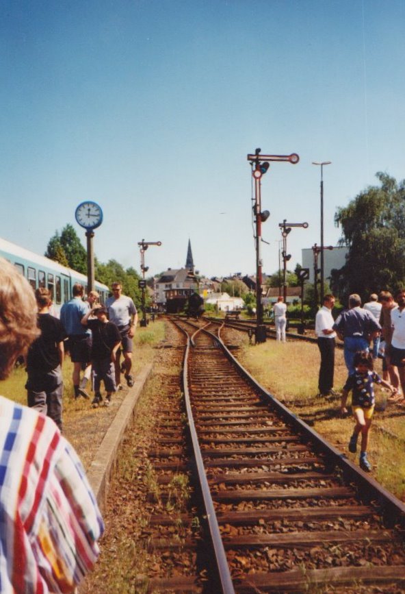 Die Bahnhofsausfahrt von Altenkirchen im Sommer von 2000

Heute sieht es ganz anders aus leider :-(