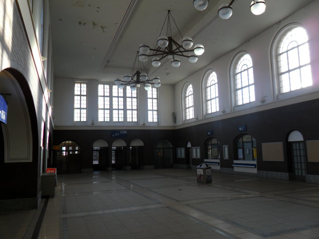 Die Bahnhofshalle in Zeitz mit Blick auf den Ausgang zum Busbahnhof. Links ist der Personentunnel zusehen. Rechts sind die zwei ehemaligen Fahrkartenschalter zusehen. Die R�umlichkeiten werden zurzeit von einer privaten Reiseagentur genutzt; 29.12.2011