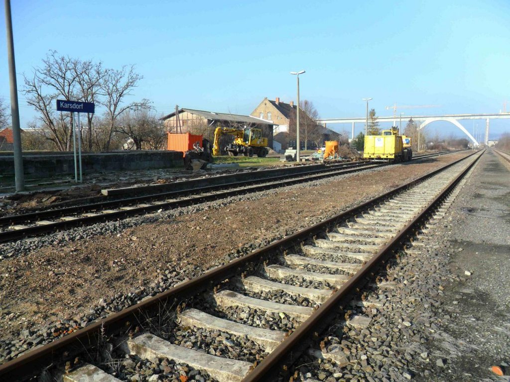Die Bahnsteige im Bf Karsdorf sind im Rahmen der Umbauarbeiten zur�ck gebaut wurden. An der Bahnsteigkante vom EmG  knabbert  noch ein Zweiwegebagger der Firma S�chsische Bau GmbH herum; 26.01.2012