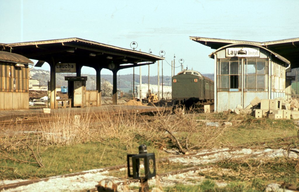 Die Bahnsteige in Laucha. Im Vordergrund das ehemalige Gleis der Finnebahn nach Lossa; 27.04.1982 (Foto: Klaus Pollm�cher)