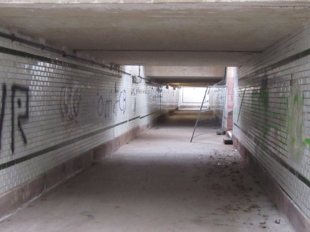 Die Bahnsteigunterf�hrung in Laucha, die nach den Umbau- und Sanierungsarbeiten teilweise zugesch�ttet wird und nur noch vom Stadtfeld aus begehbar sein wird, um auf den Bahnsteig zu gelangen; 15.11.2011 (Foto: Dieter Thomas)