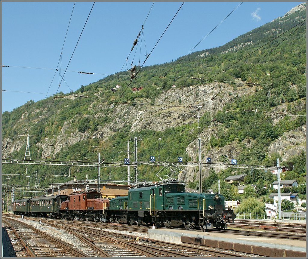 Die beiden  Krokodile  Ce 6/8 III 14305 und die Ce 6/8 II 14253 erreichen mit ihrem Extrazug Brig. 
20. August 2011