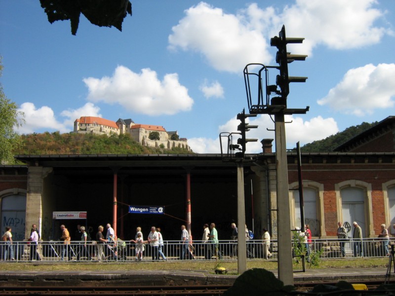 Die beiden Lichtsignale im Bf Freyburg, unterhalb der Neuenburg regeln die Ausfahrt in Richtung Balgst�dt; 12.09.2009 (Foto: Thomas Menzel)
