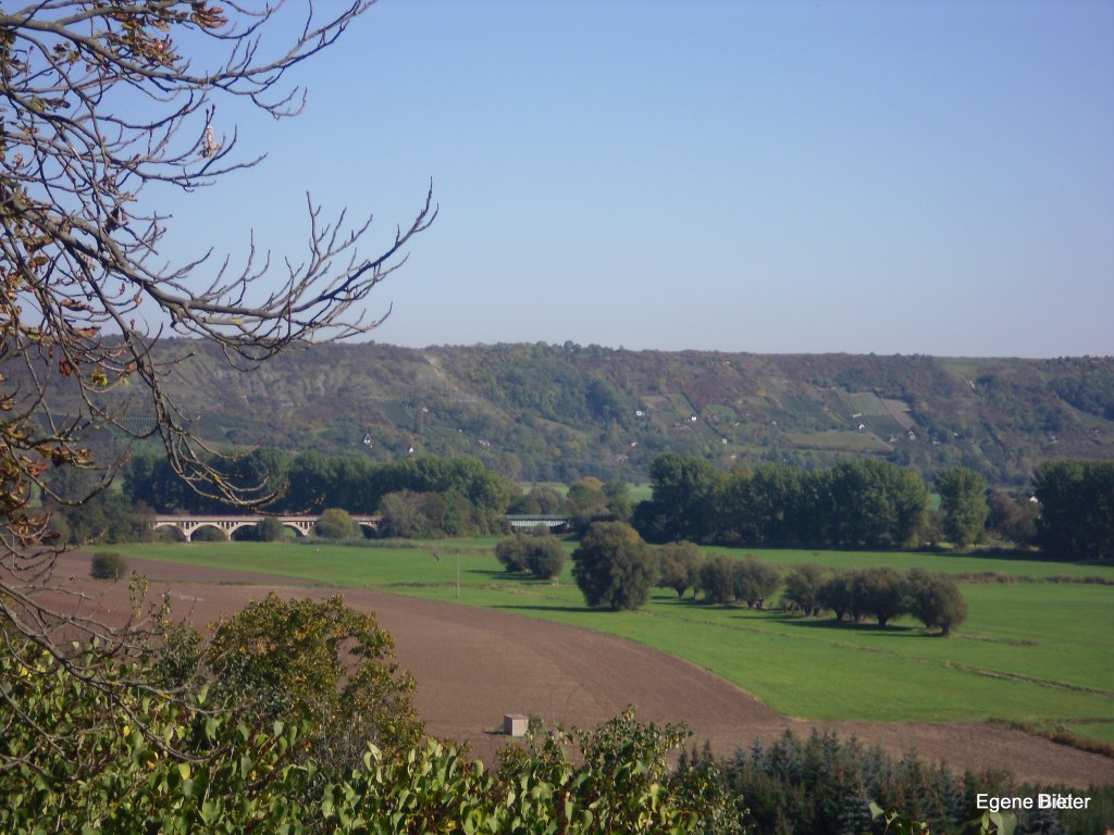Die beiden sch�nen Eisenbahnbr�cken zwischen Kirchscheidungen und Burgscheidungen zusammen auf einem Bild im Oktober 2011. Im Hintergrund die Weinberge bei Dorndorf.