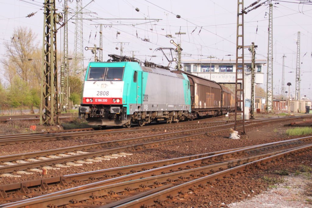 Die belg. 2808 = E 186 200 kommt mit ihrem Gterzug aus Gremberg heraus, um in Richtung Belgien zu verschwinden. Kln-Gremberg am 16.04.10