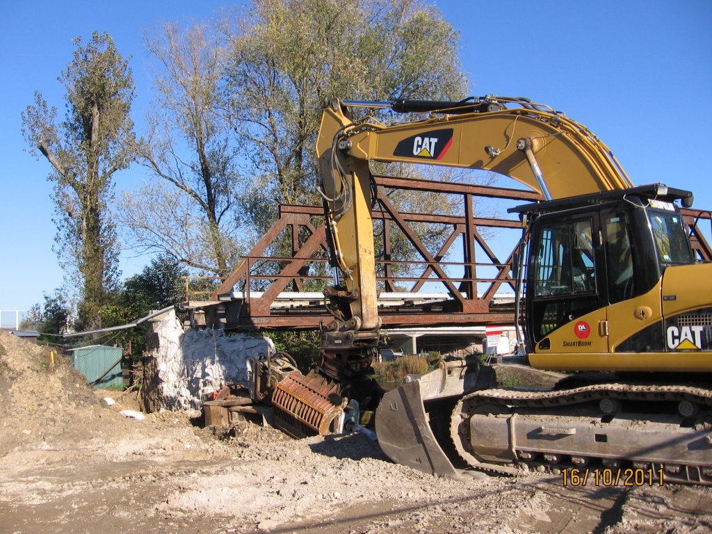 Die Betonpfeiler der alten Saalebr�cke in Ro�bach werden mit schwerem Ger�t abgerissen; 16.10.2011 (Foto: Hans Grau)
