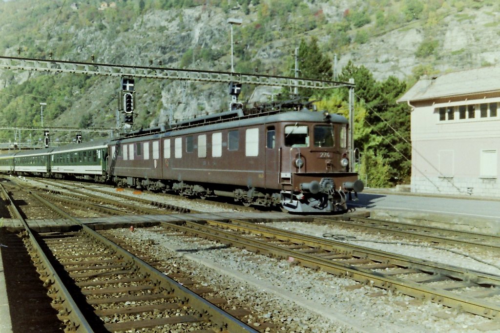 Die BLS Ae 8/8 274 erreicht mit einem Schenllzug Brig.
Gescanntes Bild/Oktober 1994 