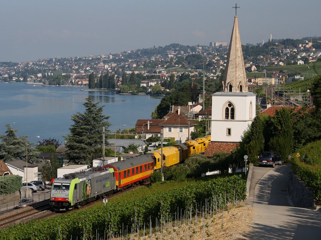 Die BLS Re 486 506 am 29.06.2009 mit einem Schienenschleifzug unterwegs bei Villette (VD).
