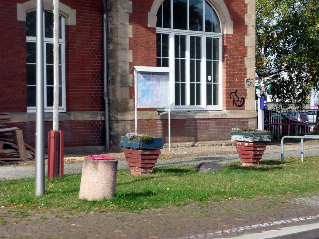 Die Blumenk�bel am 17.10.2012 in Naumburg Ost. (Foto: Klaus Pollm�cher)