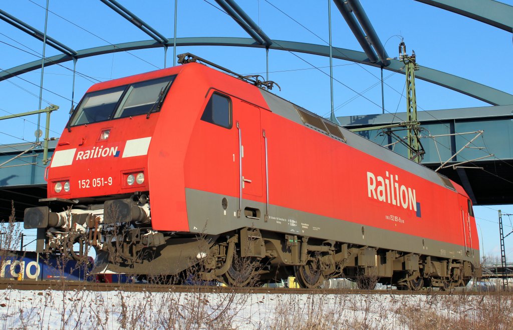 Die BR 152 051-9 bei schönsten Winterwetter auf Rangierfahrt im Rbf Alte Süderelbe, am 03.02.2012