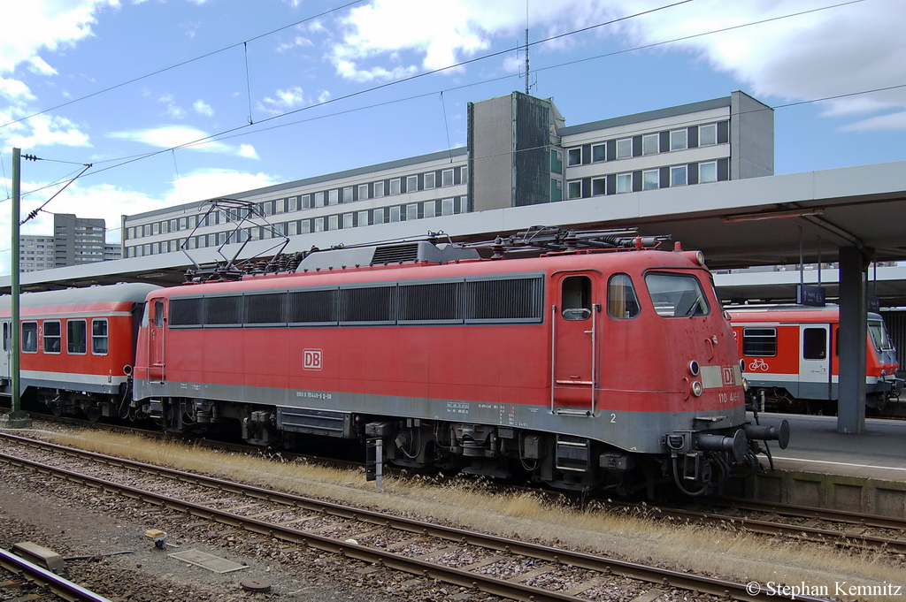 Die Braunschweigerin 110 449-6 kam mit einer leeren n-Wagen Garnitur in Braunschweig an. Da ich vorher auf einen andern Bahnsteig stand und als ich fast da war die 110er dann schon angefahren ist. War nur noch ein Lokportrait mglich gewesen. 09.07.2011