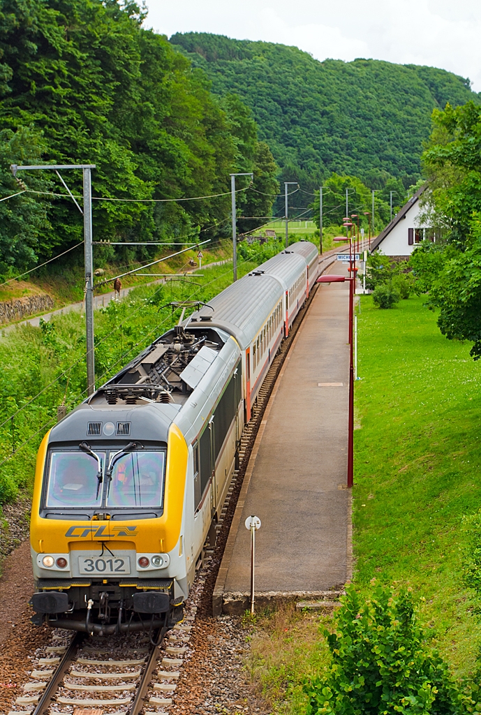 Die CFL 3012 zieht den IR 116 Luxembourg - Liers am 15.06.2013, ohne Halt, durch den kleinen Bahnhof Michelau. 

Die CFL Serie 3000 ist hundertprozentig Baugleich wie die Reihe 13 der   Belgischen Staatsbahn (NMBS/SNCB). Sie wurden 1997 bis 2001 bei Alstom fr die CFL 20 Stck und die NMBS/SNCB 60 Stck gebaut.

Sie haben 3 Stromsysteme 25 kV 50 Hz AC / 1,5kV und 3 kV DC und haben eine Hchstgeschwindigkeit von 200 km/h und eine Leistung von 5.200 KW (bei 1,5 kV DC halbe Leistung). 

Noch mehr Infos unter http://hellertal.startbilder.de/name/einzelbild/number/250812/kategorie/Luxemburg~E-Loks~Serie+3000.html
