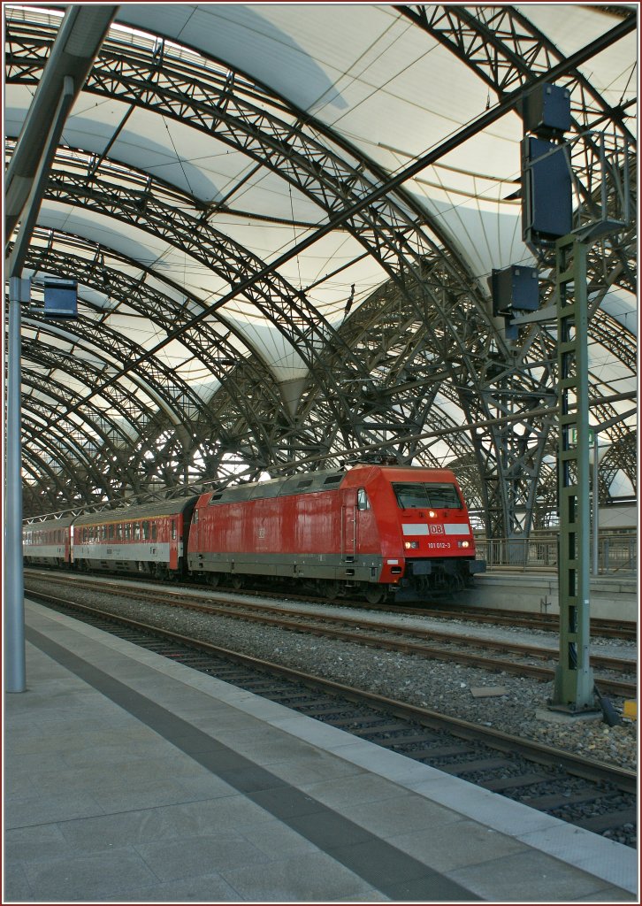 Die DB 101 012-3 bernimmt den EC 178 von Praha nach Berlin Gesundbrunnen in Dresden. 
22. Sept. 2010