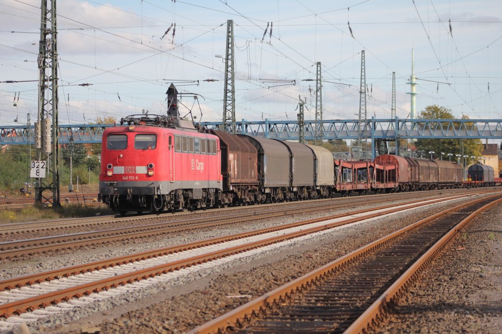 Die DB 140 172-8 hatte am 14.10.2011 einen Gemischten Gterzug am Hacken.
Hier ist sie Gerade in Buchholz(Nordheide)sie Kommt von der Gterumgeung aus Richting Machen.