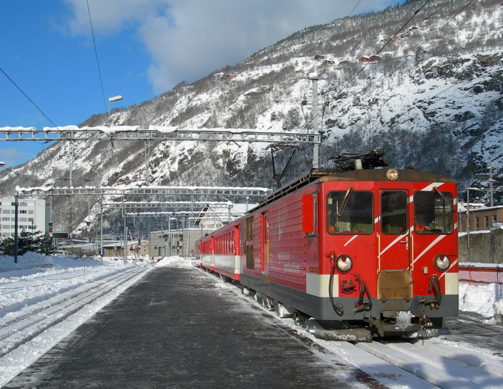 Die Deh 4/4 trifft mit ihrem Regionalzug nach Gschenen in Brig ein.
22. Mrz 2008.
