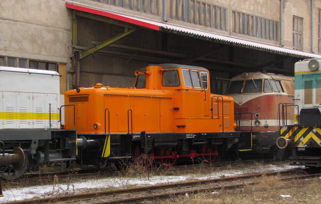 Die Deutz 57088, zuletzt als V43 001 beim Arbeitskreis Ostertalbahn im Einsatz, am 19.02.2011 abgestellt am Zementwerk Karsdorf. Die Lok ist vom Typ MS 430 C ex.