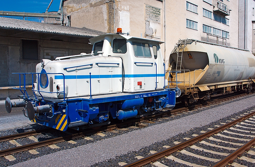 
Die Deutz Dieselhydraulische Rangierlokomotive KG 230 B (Deutz 57716) der Schaefer Kalk GmbH & Co. KG, Werk Steeden, hier am 05.05.2013 in Runkel-Steeden, mit 4-achsiger Behlterwagen fr staubfrmige Gter mit Druckluftentleerung – Uacs, an der Verladeanlage.

Die Lok wurde 1964 bei Deutz unter der Fabriknummer 57716, fr Weserport Umschlagsgesellschaft in Bremerhaven als Lok 16, gebaut. Im Jahr 1994 ging sie an DWU - Deponie-Wirtschaft und Umweltschutztechnik GmbH in Espenhain als UWE 16, im Jahr 2000 dann an Thyssen Umformtechnik + Guss GmbH, Werk Bielefeld-Brackwede, bis sie dann 2008 nach hier zu Schaefer Kalk, Werk Steeden, kam.

Technische Daten:
Typ:  KG 230 B
Spurweite: 1.435 mm (Normalspur)
Leistung: 170 kW (230 PS)
Achsanzahl:  zwei (B-dh)
Motor:  KHD A12L714
Getriebe: Voith L33y
Antriebbertragung: Der Antrieb der Achsen erfolgt ber Gelenkwelle
Dienstgewicht:  32 t
Hchstgeschwindigkeit: 30 km/h
Lnge ber Puffer:   8.030 mm
