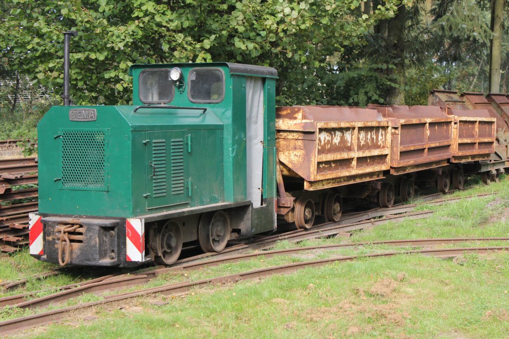 Die DIMA Diesllok mit Loren Stand Im BW der Kleinbahn Deinste.
Am 03.10.2011