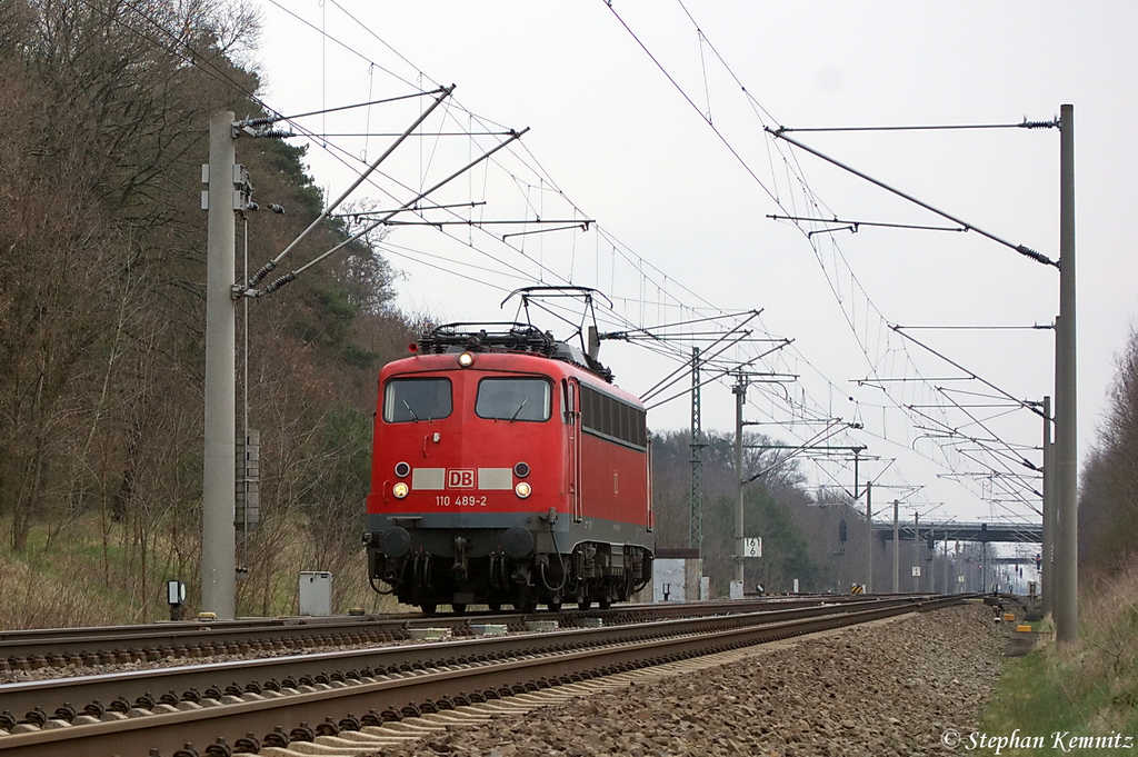 Die Dortmunderin 110 489-2 als Lz in Nennhausen und fuhr in Richtung Rathenow weiter. 12.04.2012