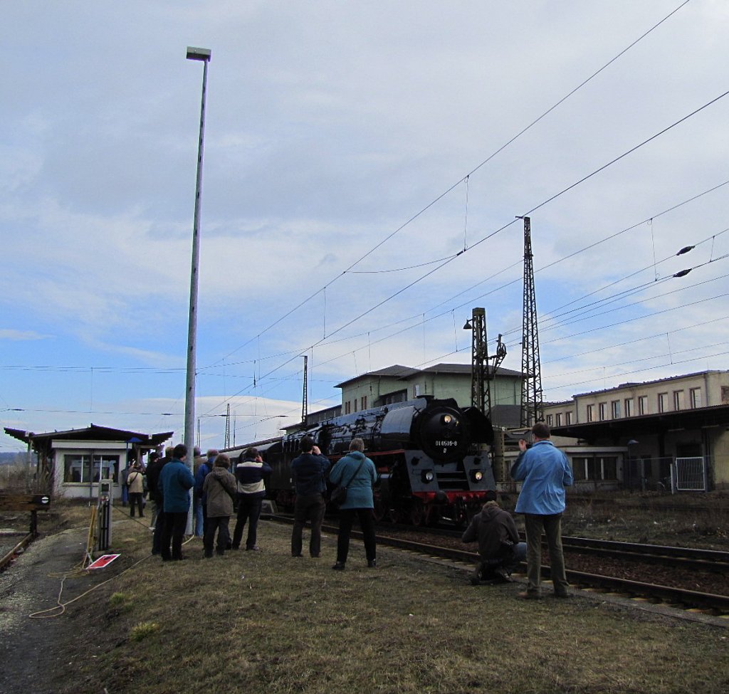 Die DR 01 0509-8 der Pre�nitztalbahn bescherte dem Naumburger Hbf volle Bahnsteige. Zahlreiche Dampflokfans aus nah und fern kamen, um die Lok beim Betriebshalt bildlich festzuhalten; 20.03.2010