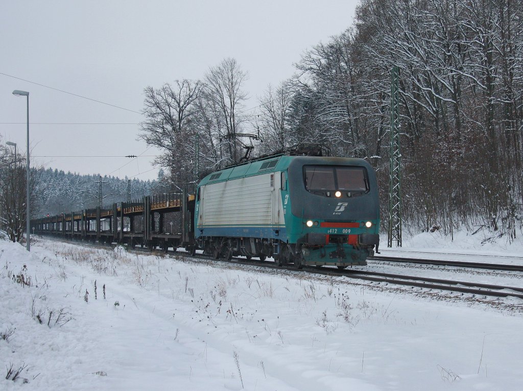 Die E 412 009 am 04.12.2010 mit einem Leeren Autozug bei der Durchfahrt in Aling. 
