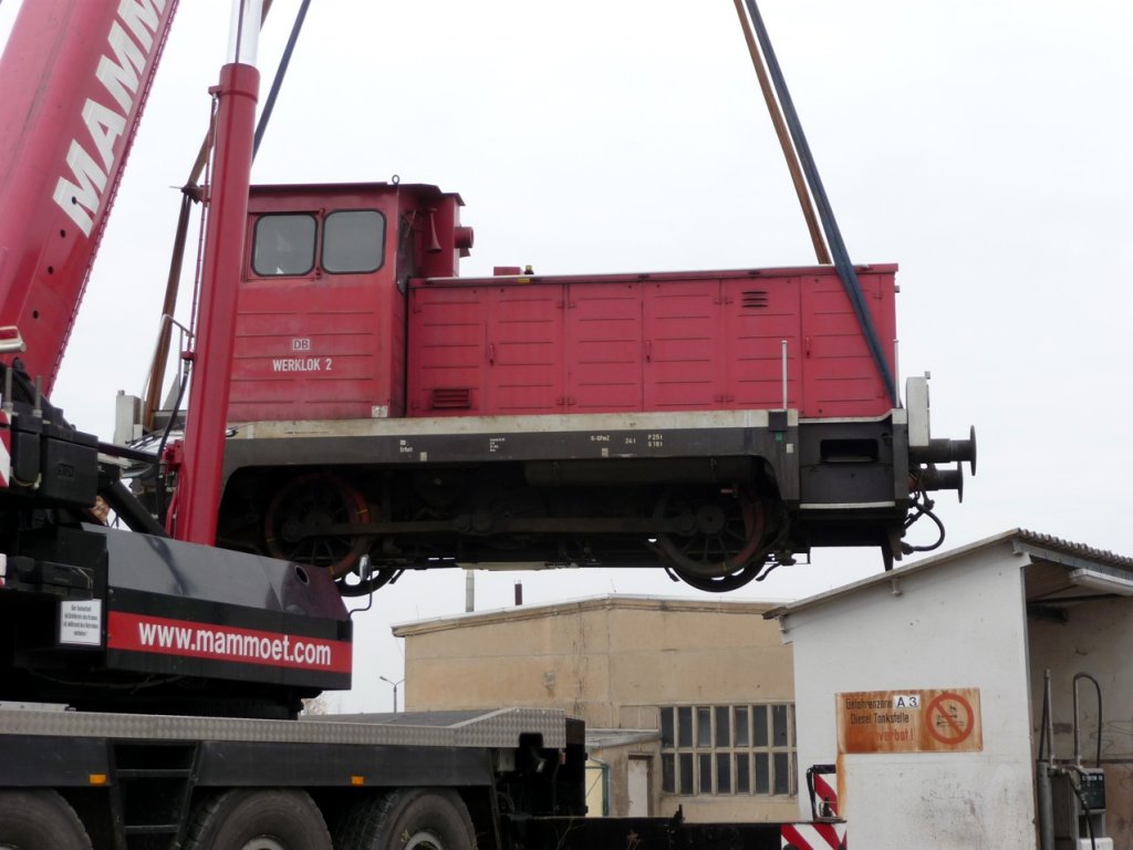 Die von der EBS gekaufte 312 113-4 (ex  Werklok 2  vom DB Betriebshof Erfurt) wird in Karsforf eine neue Hauptuntersuchung bekommen und dann in Premnitz f�r die Melasseentladung eingesetzt werden; 18.11.2011 (Foto: Klaus Pollm�cher)