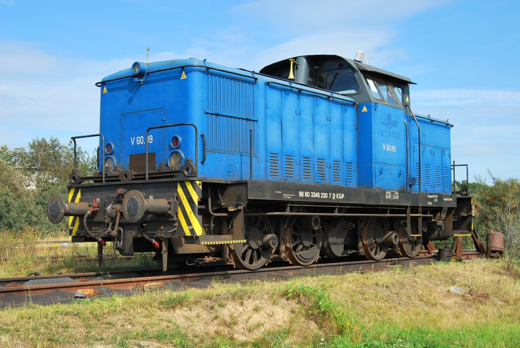 Die EGP-Lok V60.09( 9880 3345 230-7 D-EGP)steht am 31.08.2009 mit abgebauten Stangen im lhafen Rostock.Geknipst am Stw R70.