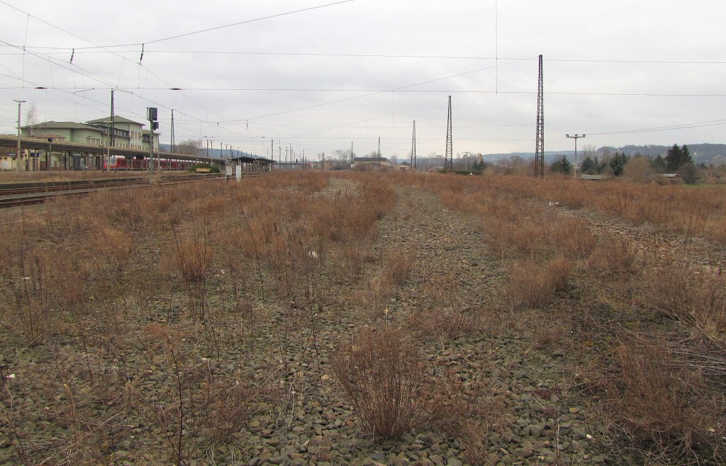 Die ehemalige Fl�che der zur�ckgebauten G�tergleise in Naumburg Hbf mit Blick zum Standpunkt des ehem. Bw Naumburg; 12.03.2012 