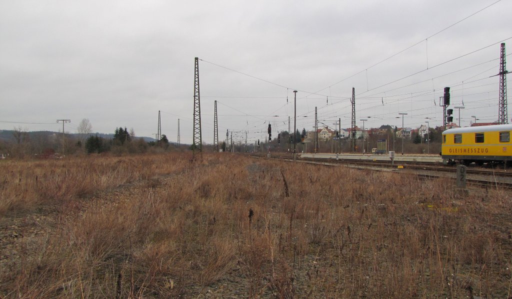 Die ehemalige Fl�che der zur�ckgebauten G�tergleise in Naumburg Hbf mit Blick zum Standpunkt des ehem. Stellwerks W1; 12.03.2012 